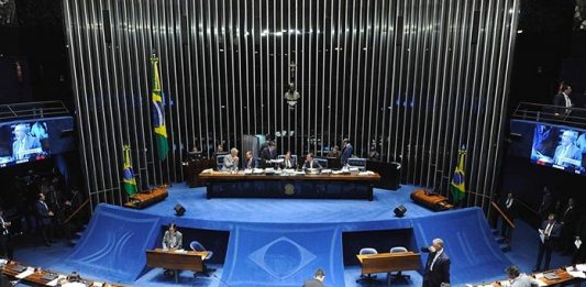 Lei de Responsabilidade Fiscal pode ser alterada para estados e municípios salão do senado visto de cima mostrando à mesa diretora ao centro e bancadas na parte de baixo da foto, com pessoas espalhadas