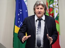 Leonel Pavan é eleito vice-presidente da Alesc pavan discursando na tribuna da alesc, com as bandeira de sc e do brasil ao fundo