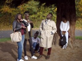 Mostra de cinema francês inicia nesta segunda (3) com dez filmes cinco pessoas, todas negras, posam em cena do documentário; estão sob uma árvore fazendo gestos e olhando um para cada lado