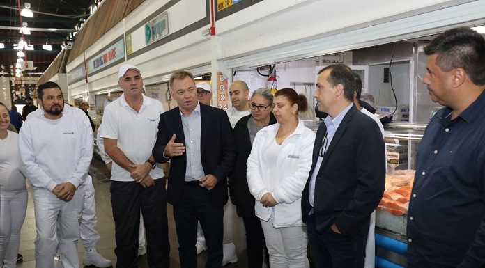 prefeito gean loureiro discursa no meio de pessoas em corredor do mercado público de florianópolis