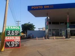 posto de gasolina com tabela de preços na frente mostrando R$ 3,69 o litro de etanol e R$ 4,99 a gasolina comum