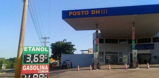 ANTT vai ajustar tabela de fretes após alta do diesel posto de gasolina com tabela de preços na frente mostrando R$ 3,69 o litro de etanol e R$ 4,99 a gasolina comum