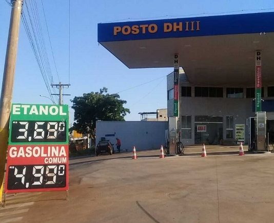 ANTT vai ajustar tabela de fretes após alta do diesel posto de gasolina com tabela de preços na frente mostrando R$ 3,69 o litro de etanol e R$ 4,99 a gasolina comum