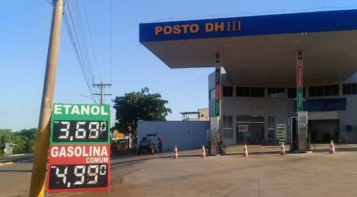posto de gasolina com tabela de preços na frente mostrando R$ 3,69 o litro de etanol e R$ 4,99 a gasolina comum