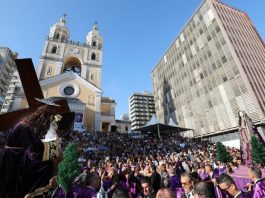 procissão, com muita gente, em frente à catedral metropolitiana