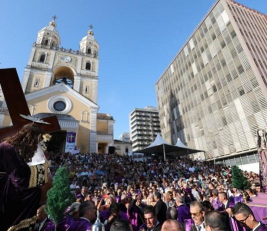 Procissão do Senhor dos Passos é considerada patrimônio Cultural do Brasil procissão, com muita gente, em frente à catedral metropolitiana