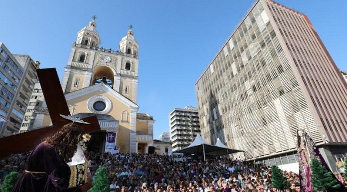 procissão, com muita gente, em frente à catedral metropolitiana