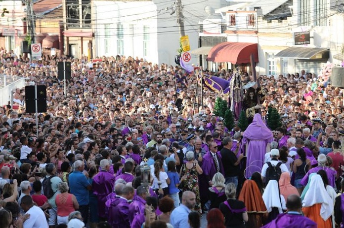 milhares de pessoas vistas de cima observando a imagem de jesus no meio da procissão