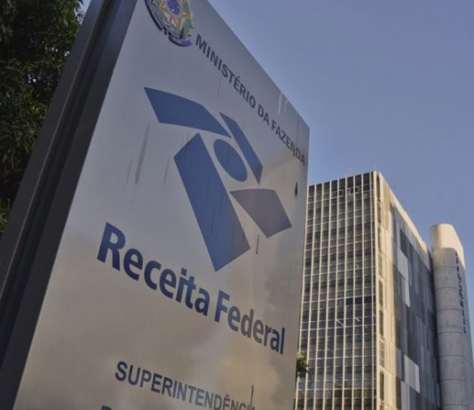 Receita Federal possibilita reparcelar débitos do Simples Nacional fachada externa de prédio da receita federal com o logo e inscrição em placa