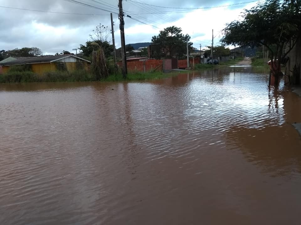 grande piscina de água no meio da rua, com casas em volta