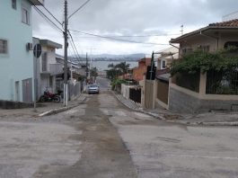rua com trecho ao centro com asfalto novo, por onde passou a obra