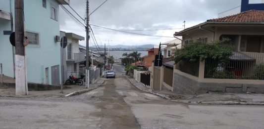 rua com trecho ao centro com asfalto novo, por onde passou a obra