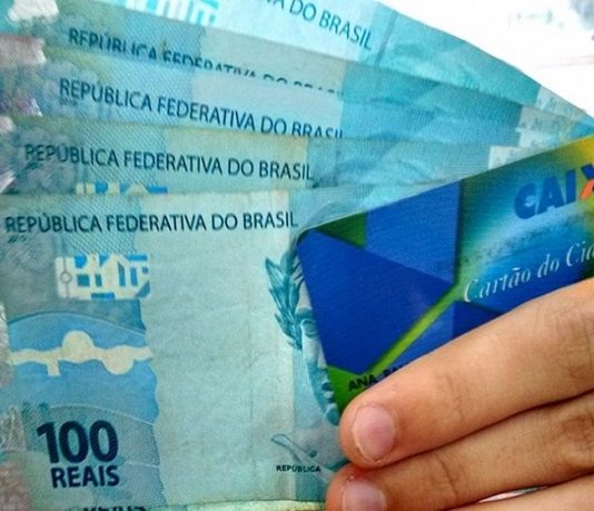 Caixa anuncia que R$ 2,6 bi do Pis/Pasep estão disponíveis para saque mão segura cartão cidadão e cinco cédulas de 100 reais