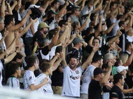 Depois de Fesporte cancelar eventos, Moisés autoriza torcida torcida do figueirense em pé em que todos estão com os braços levantados
