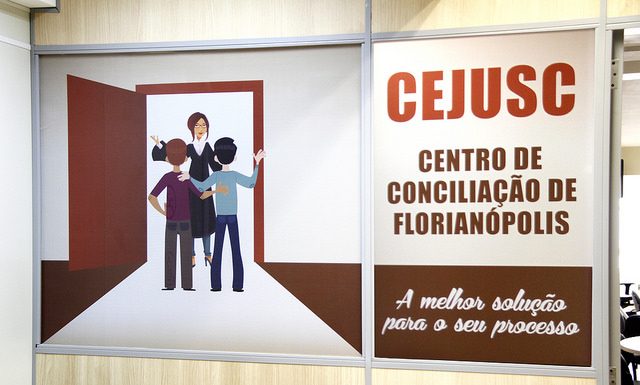 parede de uma sala do trt onde está escrito "cejusc - centro de conciliação de florianópolis"