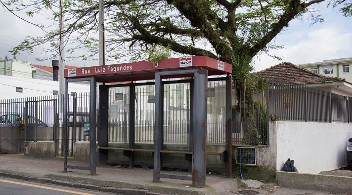 ponto de ônibus padrão em calçada irregular