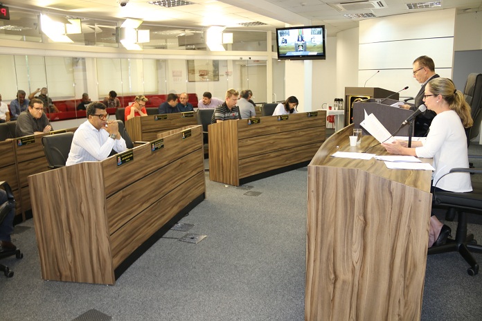 vereadores e vereadoras sentados nas bancadas da câmara durante discussão do projeto