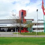 fodo do prédio sede do governo, com gramados e árvores na frente e a bandeira de sc