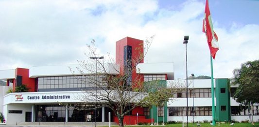 Julgamento do STF pode acabar com as pensões vitalícias de ex-governadores de SC fodo do prédio sede do governo, com gramados e árvores na frente e a bandeira de sc