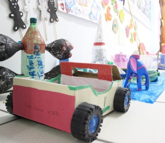 brinquedos artesanais expostos juntos em um corredor