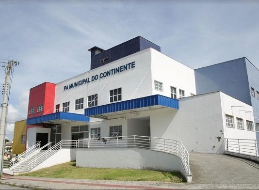 fachada externa do prédio; não há ninguém na foto