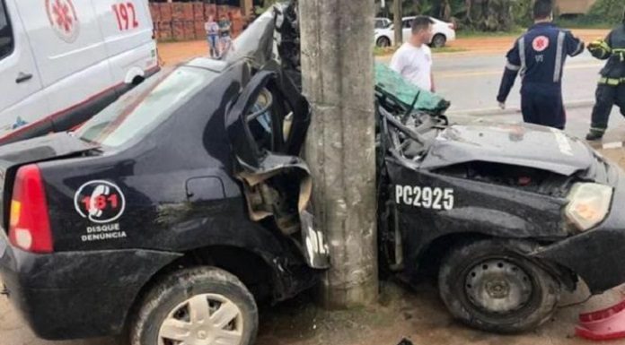 viatura da polícia civil colidida na latera com um poste, totalmente envergada