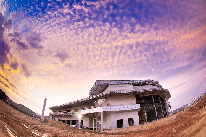 área externa da grande estrutura com por do sol ao fundo