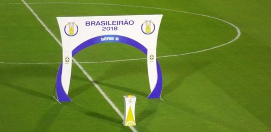placas do brasileirão 2018 sobre gramado, vistos de cima