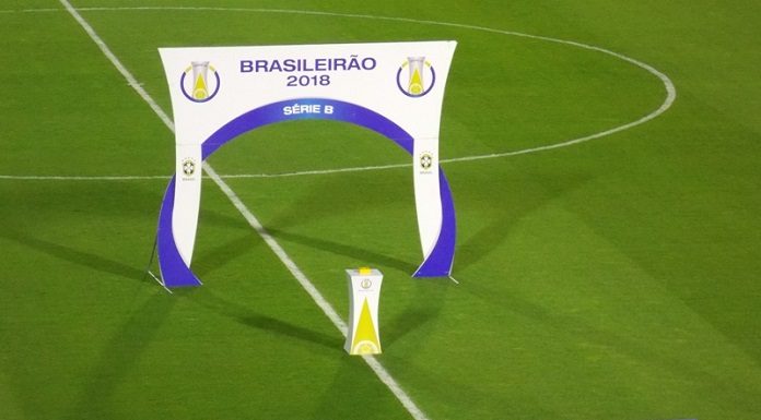 placas do brasileirão 2018 sobre gramado, vistos de cima