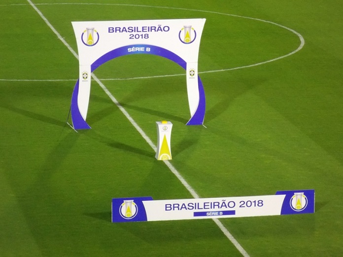placas do brasileirão 2018 sobre gramado, vistos de cima