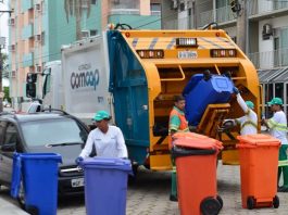 Cresce intenção de contratar temporários entre varejistas de SC trabalhadores da comcap mexem em latões de lixo atrás de um caminhão de lixo, parado no meio de uma rua