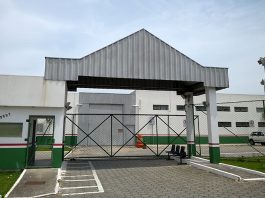 portão de entrada da unidade; não há ninguém na foto