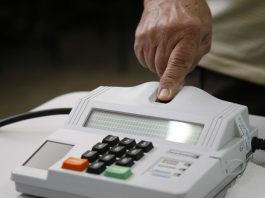 pessoa coloca o dedo para ser lido por leitor biométrico de votação