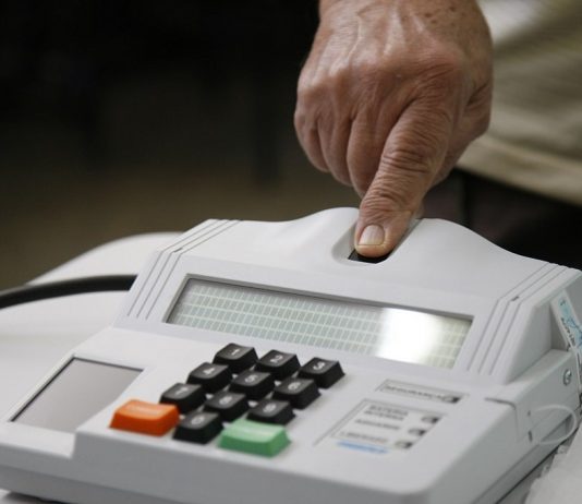 Locais de votação são alterados emergencialmente em 15 municípios pessoa coloca o dedo para ser lido por leitor biométrico de votação