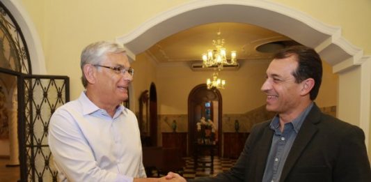 Eduardo Moreira e governador eleito Carlos Moisés iniciam processo de transição governadores se cumprimentam sorridentes