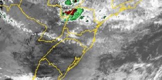imagem de satelite do sul do brasil em escala de cinza mostrando formação de nuvens sobre linhas que mostram a divisão dos estados
