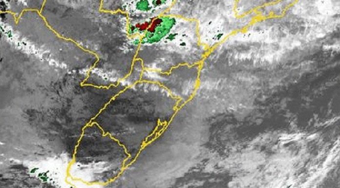 imagem de satelite do sul do brasil em escala de cinza mostrando formação de nuvens sobre linhas que mostram a divisão dos estados