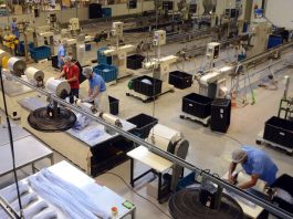 SC tem saldo de 7 mil vagas de emprego em setembro linha de montagem de ventiladores vista de cima com alguns operários trabalhando