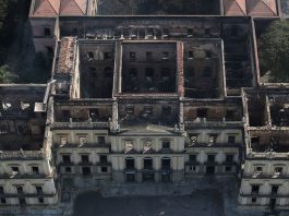 Museu Nacional tenta incluir até R$ 100 milhões no orçamento de 2019 vista aérea do prédio incendiado, em que não há teto