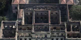 vista aérea do prédio incendiado, em que não há teto