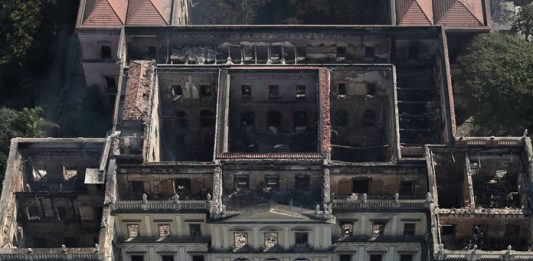 Museu Nacional tenta incluir até R$ 100 milhões no orçamento de 2019 vista aérea do prédio incendiado, em que não há teto