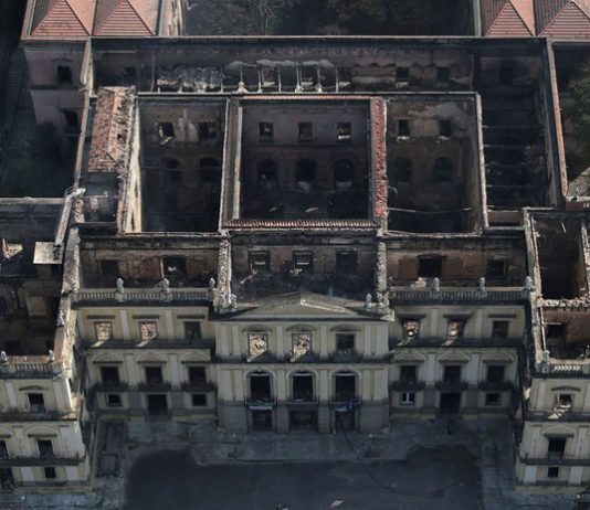 vista aérea do prédio incendiado, em que não há teto