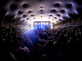 foto de grande público aglomerado em show