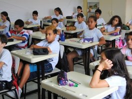 Rede municipal de ensino de São José inicia período de novas matrículas crianças sentadas em carteiras numa sala de aula