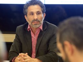 Coordenador da transição confirma desativação das ADRs no início do governo Moisés luiz felipe conversa com outras pessoas reunidas em uma mesa