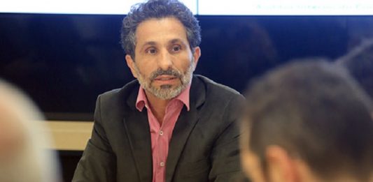 luiz felipe conversa com outras pessoas reunidas em uma mesa