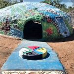 foto externa da tenda do suor da aldeia, toda colorida e pintada