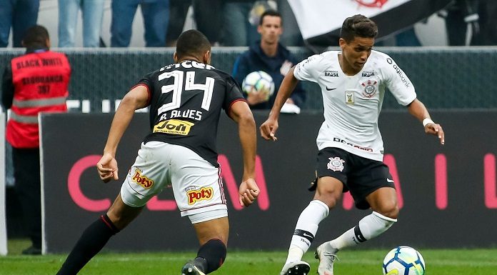 jogadores de são paulo e corinthians disputam a bola no gramado