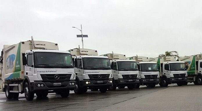 caminhões de lixo utilizados na cidade estacionados lado a lado