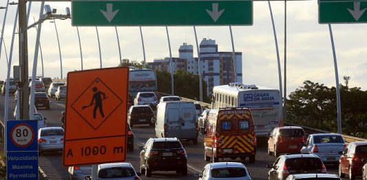 Corpo de Bombeiros, Samu e SC Transplantes em campanha para passagem no trânsito ambulância dos bombeiros no meio do trânsito entrando na ponte de saída da ilha de sc
